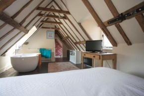 Medieval Town House - Walled Garden Sleeps 8